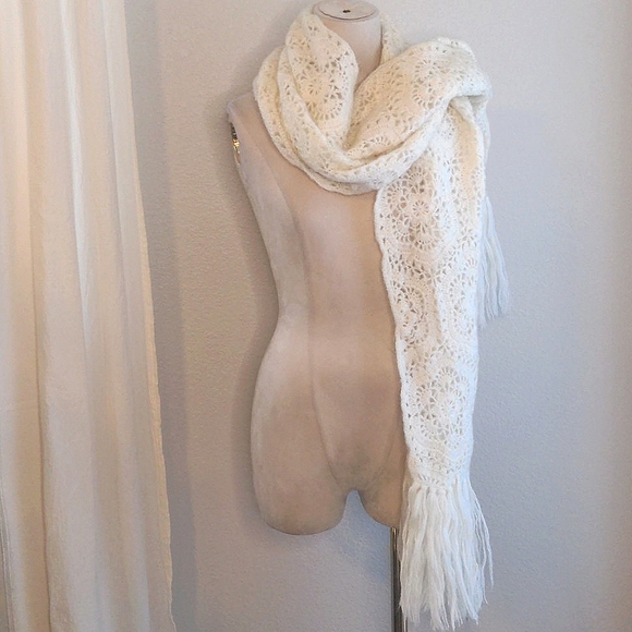Vintage winter scarf ivory lace crochet wrap shawl scalloped fringed hem - Picture 3 of 8